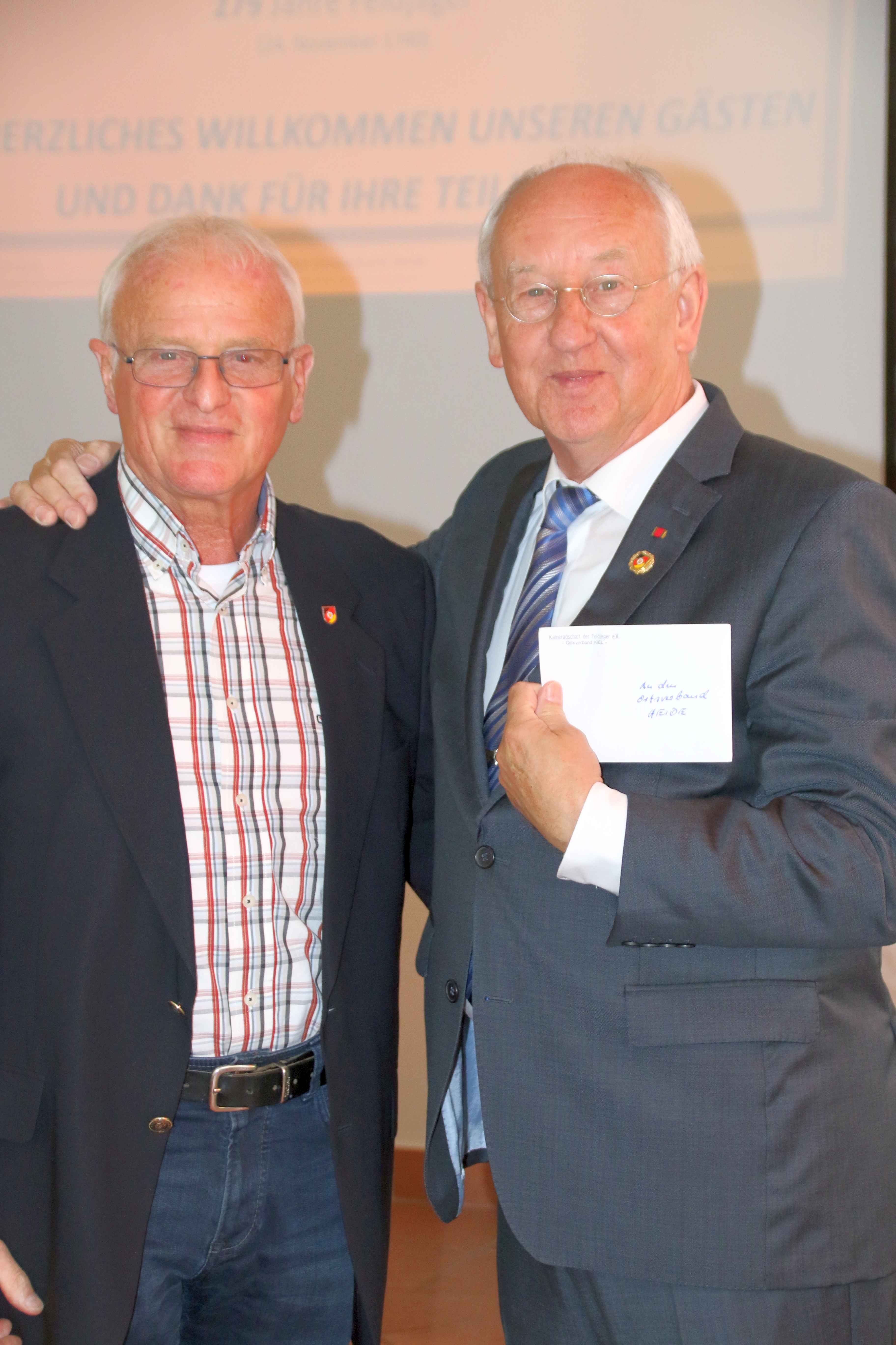 Der 1.Vorsitzende des OV Kiel, Jürgen Rackl, gratulierte und überreichte ein Gastgeschenk